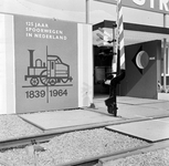 854498 Afbeelding van de ingang van de jubileumstentoonstelling Van Stoom tot Stroom in het Spoorwegmuseum ...